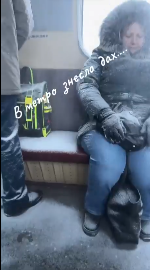 "Сорвало крышу": пассажиров киевского метро засыпало снегом прямо в вагоне (видео)