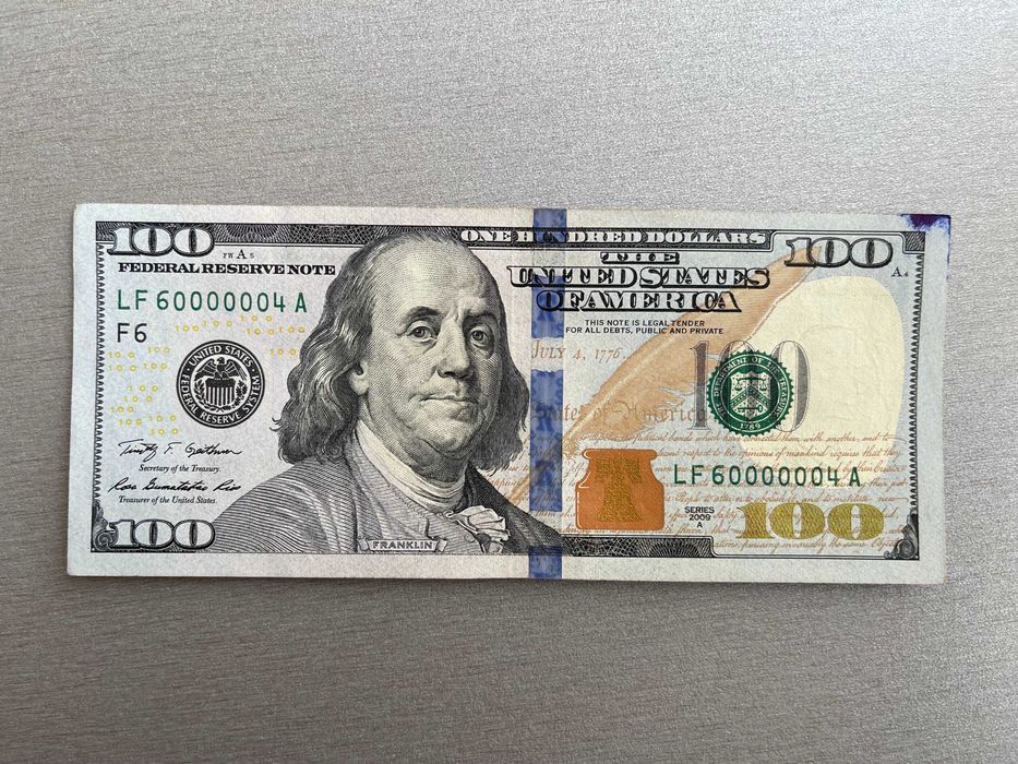 В Украине купюру 100 долларов продают за 40 тысяч: в чем ее особенность