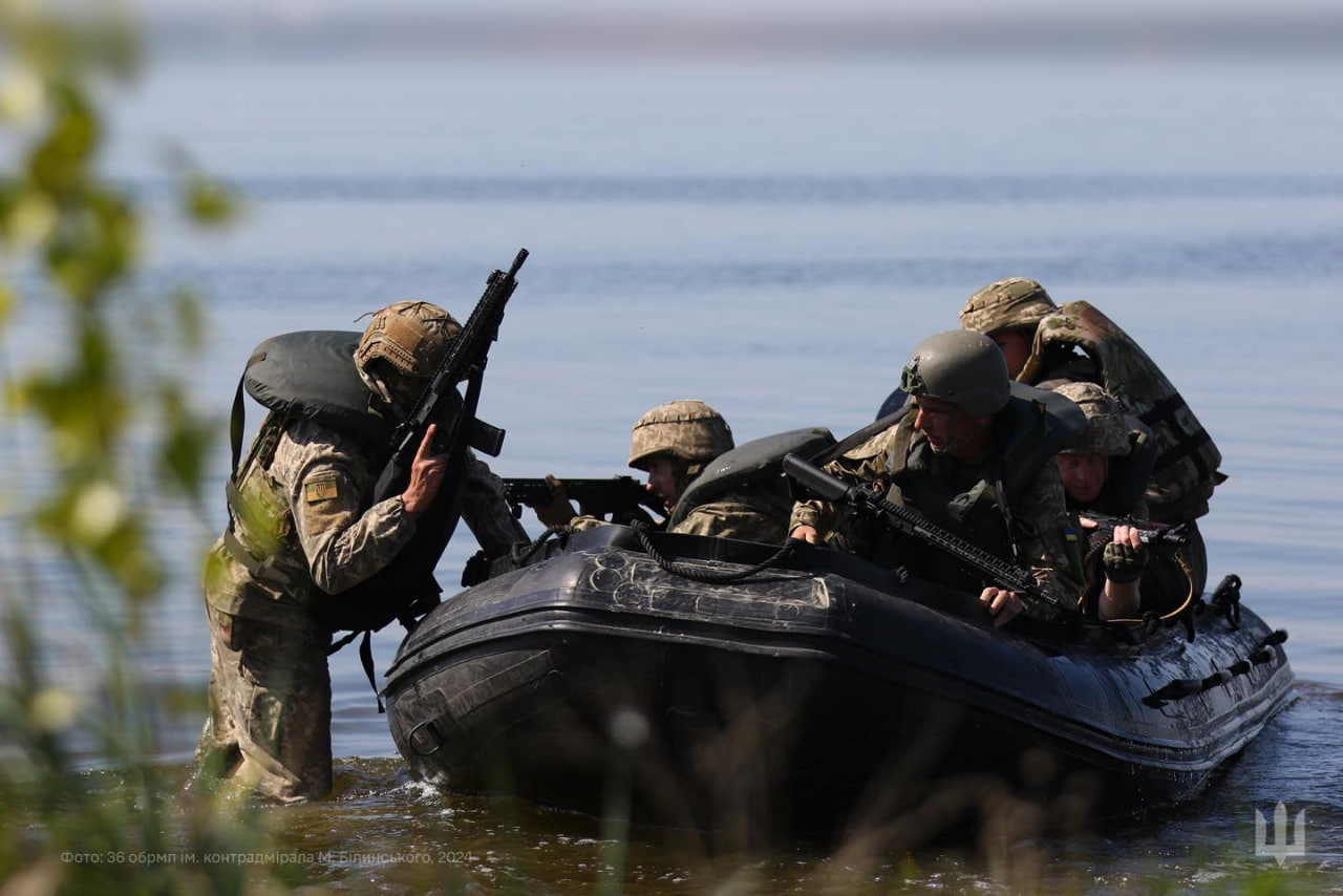 З'явилися рідкісні фото миколаївських морпіхів у "рідній стихії"
