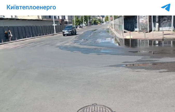 В центре Киева - потоп. Водой залило улицу возле "Олимпийского" (видео)