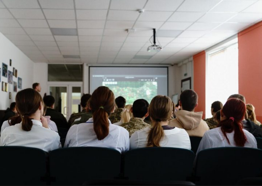 Вчителів навчатимуть військові? "Захист України" суттєво оновлюють: що зміниться для школярів і викладачів