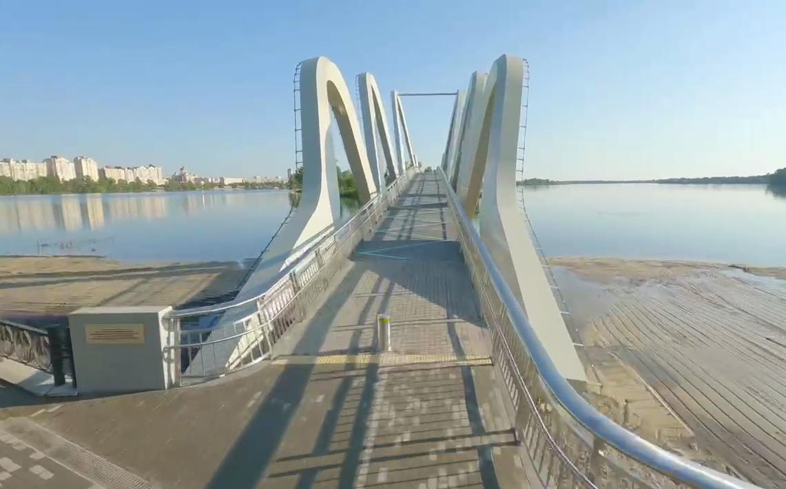 Красота на Оболони. В Киеве открыли пешеходный мост-волну: как он выглядит (фото, видео)