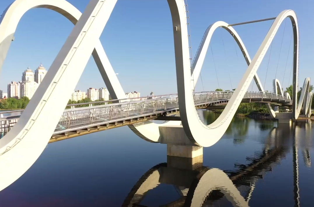Красота на Оболони. В Киеве открыли пешеходный мост-волну: как он выглядит (фото, видео)