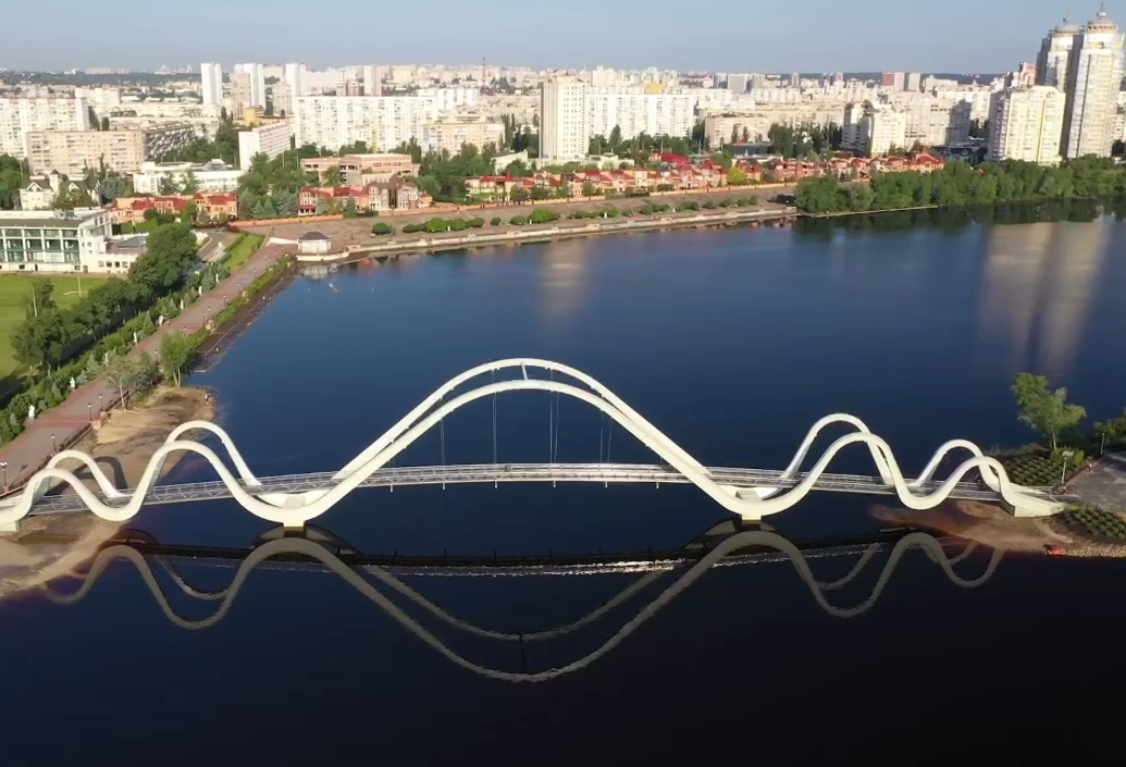 Красота на Оболони. В Киеве открыли пешеходный мост-волну: как он выглядит (фото, видео)