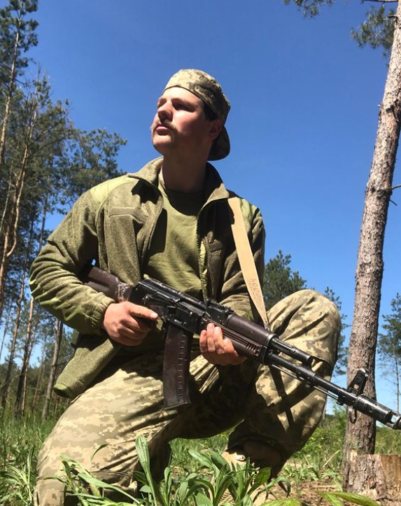 Участник популярной группы встал на защиту Украины: "Уже второй месяц я в ВСУ"