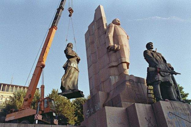 Дивіться, як змінювався Київ протягом 30 років: знакові місця на яскравих фото
