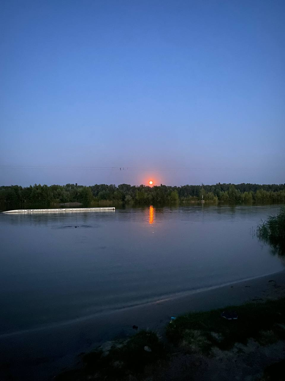 Над Украиной - "Осетровая" Луна. Невероятные фото редкого явления