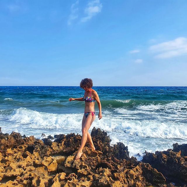 53-летняя украинская ведущая восхитила формами под солнцем на берегу океана (фото)