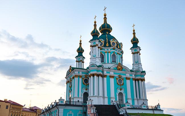В Киеве из-за непогоды пострадала Андреевская церковь: в куполе треснуло стекло (фото)