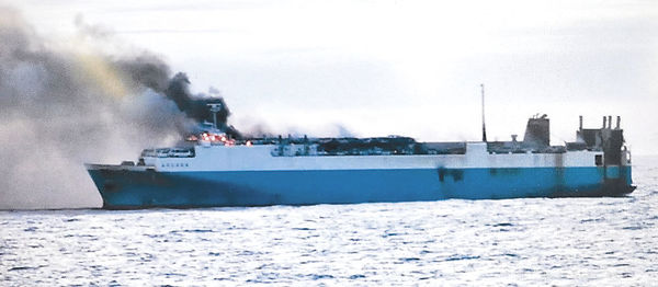У Японському морі згоріло російське судно з 570 авто на борту: японці гасити відмовилися