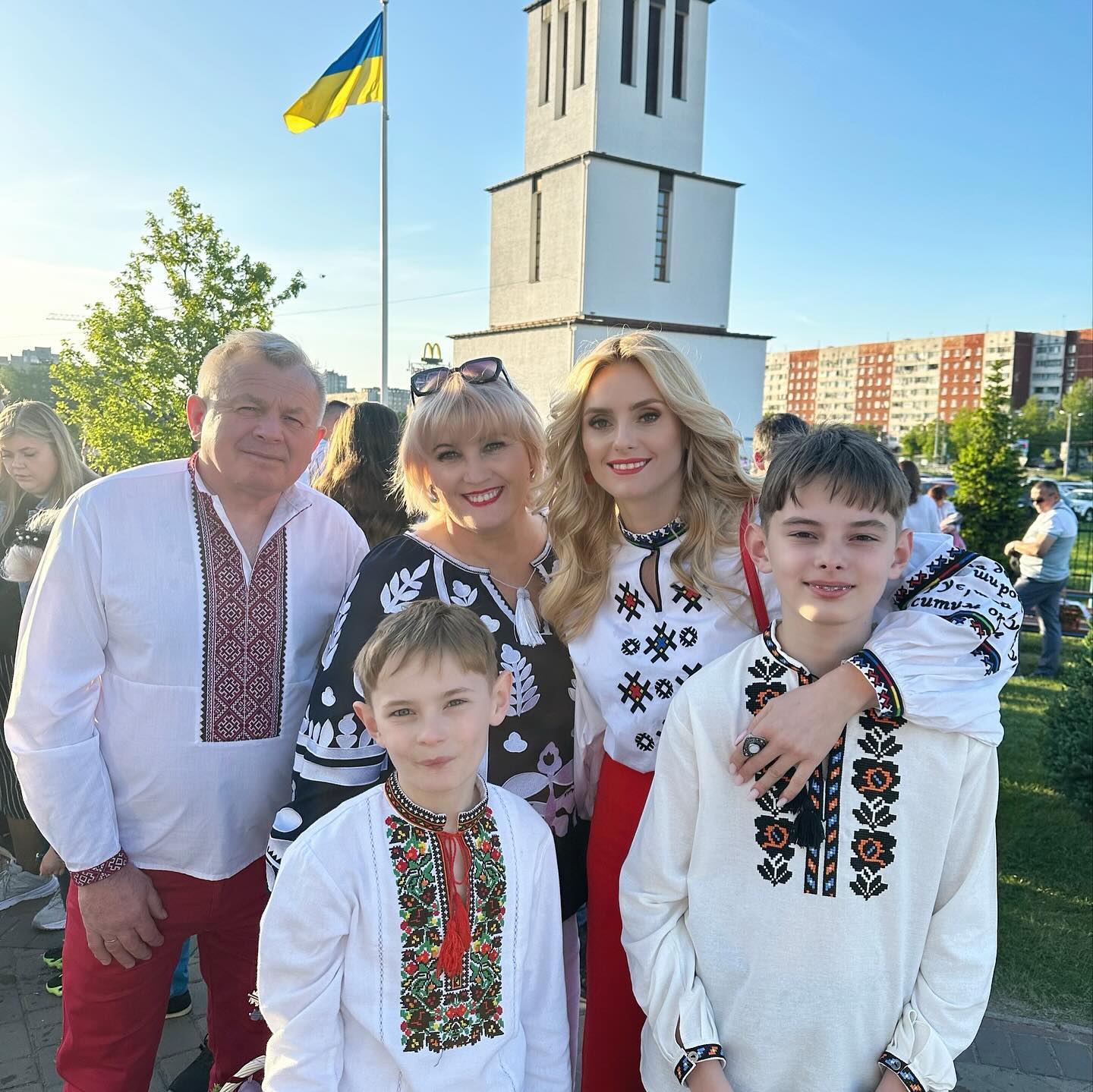 "Мира и небесной поддержки нам всем". Звезды поздравили украинцев с Пасхой (фото)