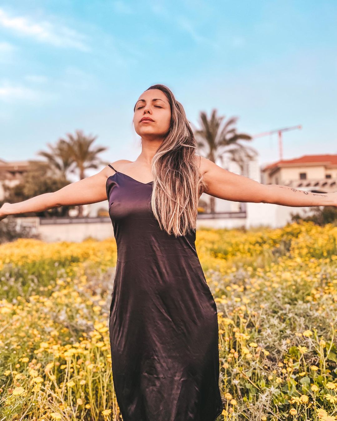 Ізраїльська артистка заспівала про війну українською мовою. Ця пісня сповнена болем