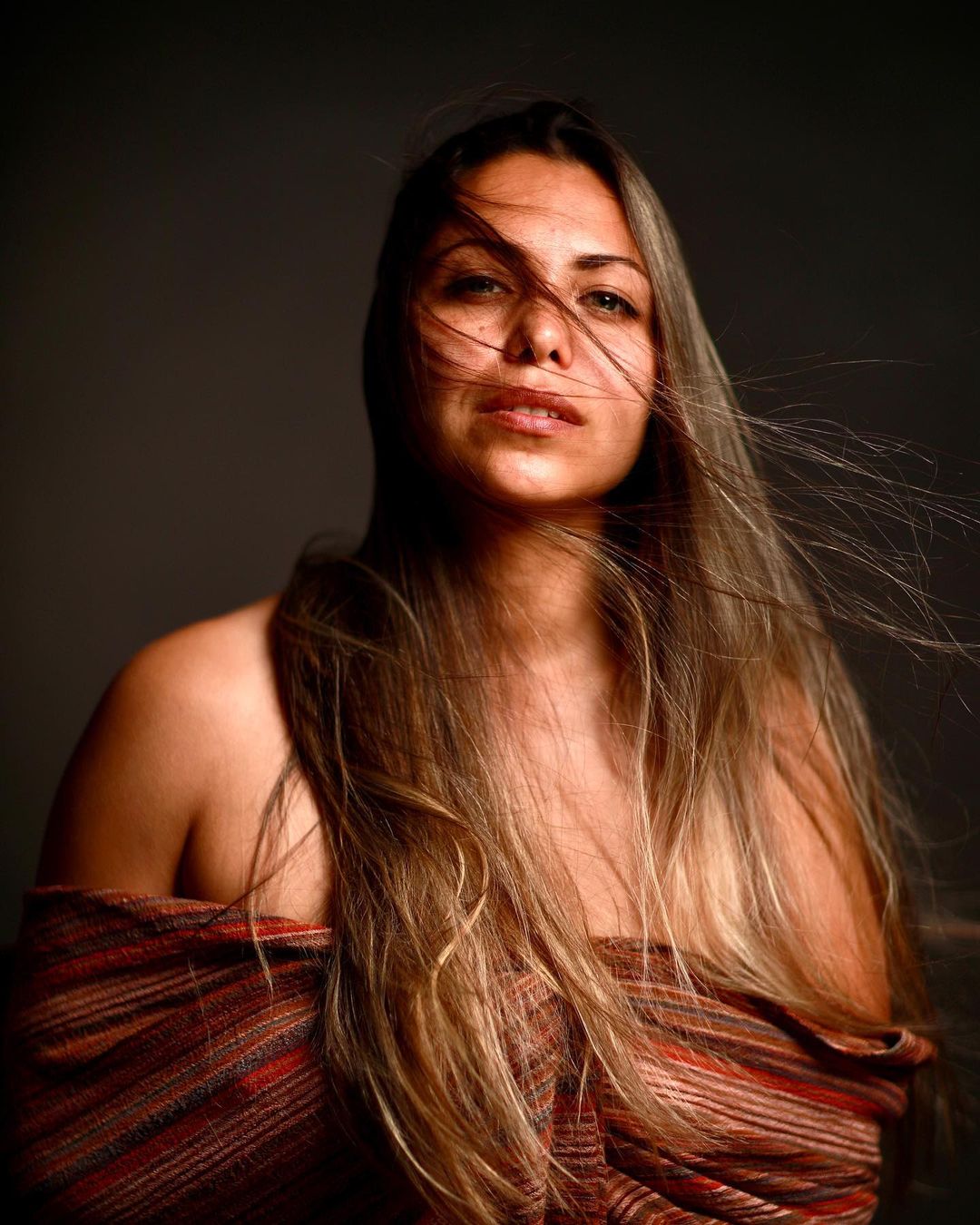 Ізраїльська артистка заспівала про війну українською мовою. Ця пісня сповнена болем