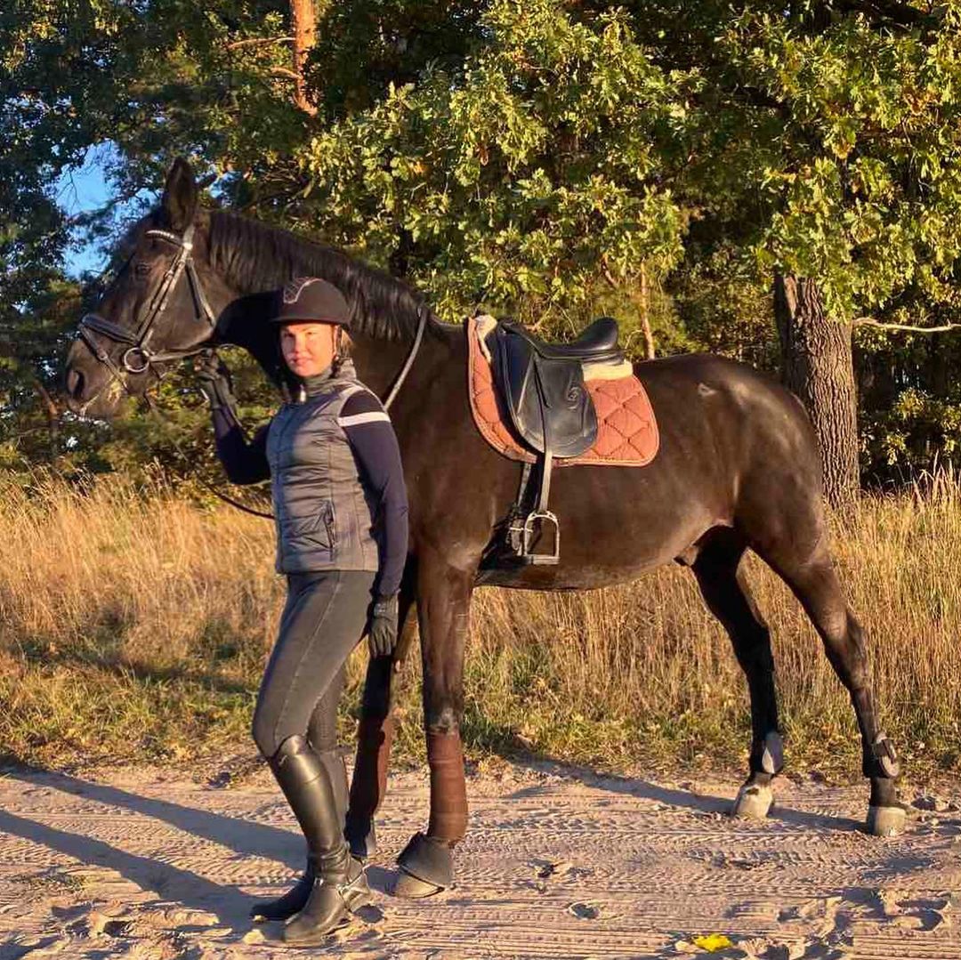 Золоті стільці і дивани: Камалія разом з чоловіком прихистила 16 біженців у своєму особняку в Лондоні