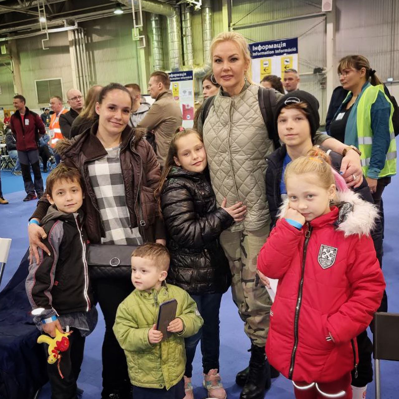 Золоті стільці і дивани: Камалія разом з чоловіком прихистила 16 біженців у своєму особняку в Лондоні