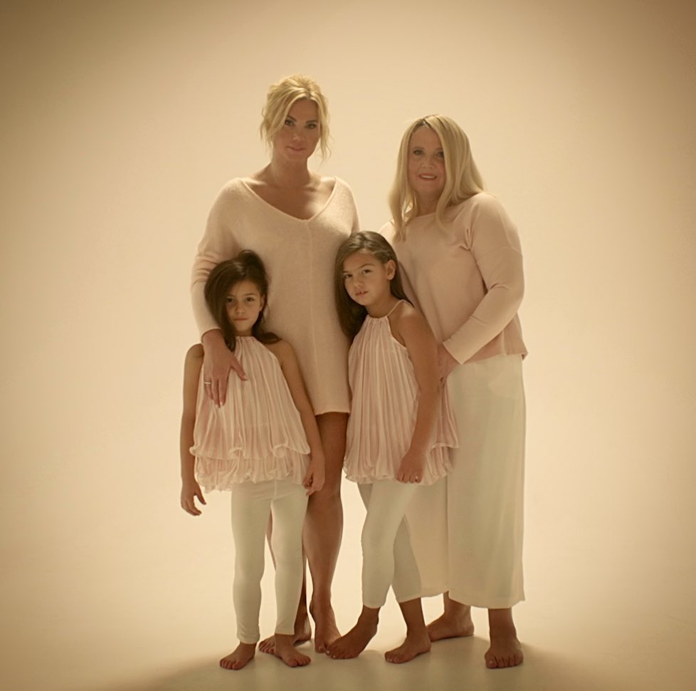 Золотые стулья и диваны: Камалия вместе с мужем приютила 16 беженцев в своем особняке в Лондоне