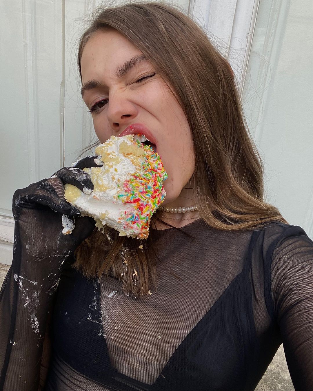 "У нас война, а ты гуляешь по Парижу": украинскую модель осудили за то, что у нее все хорошо