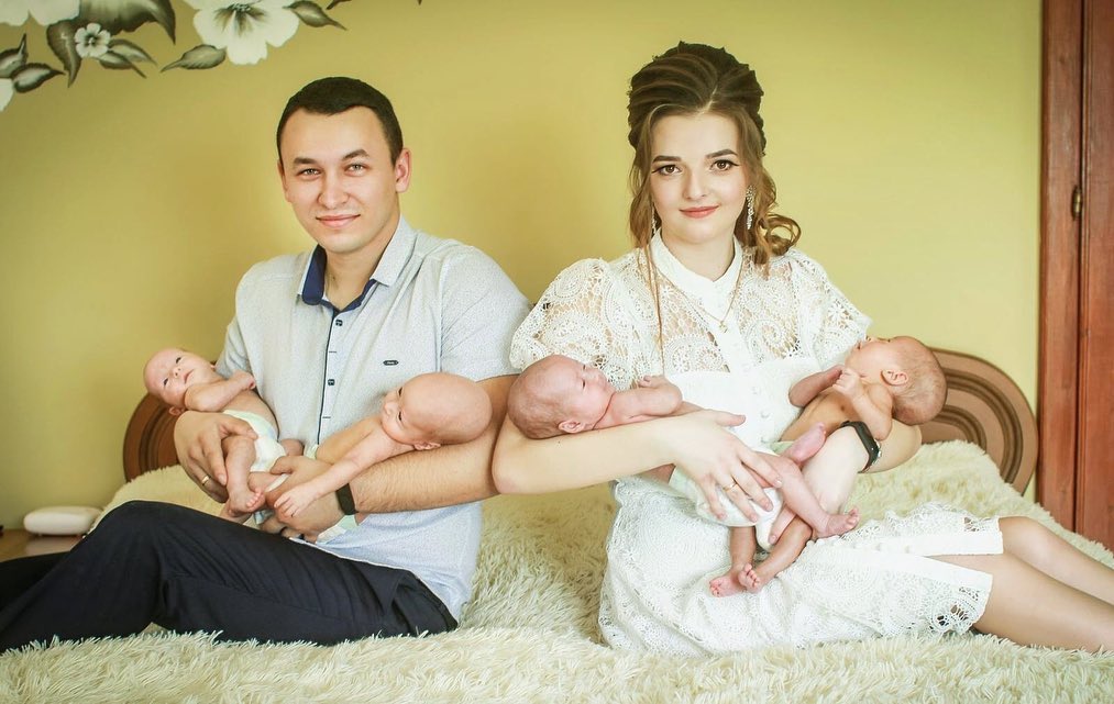 Маленькие четверняшки из Закарпатья, которые родились в канун Рождества, стали звездами Тик Тока (видео)