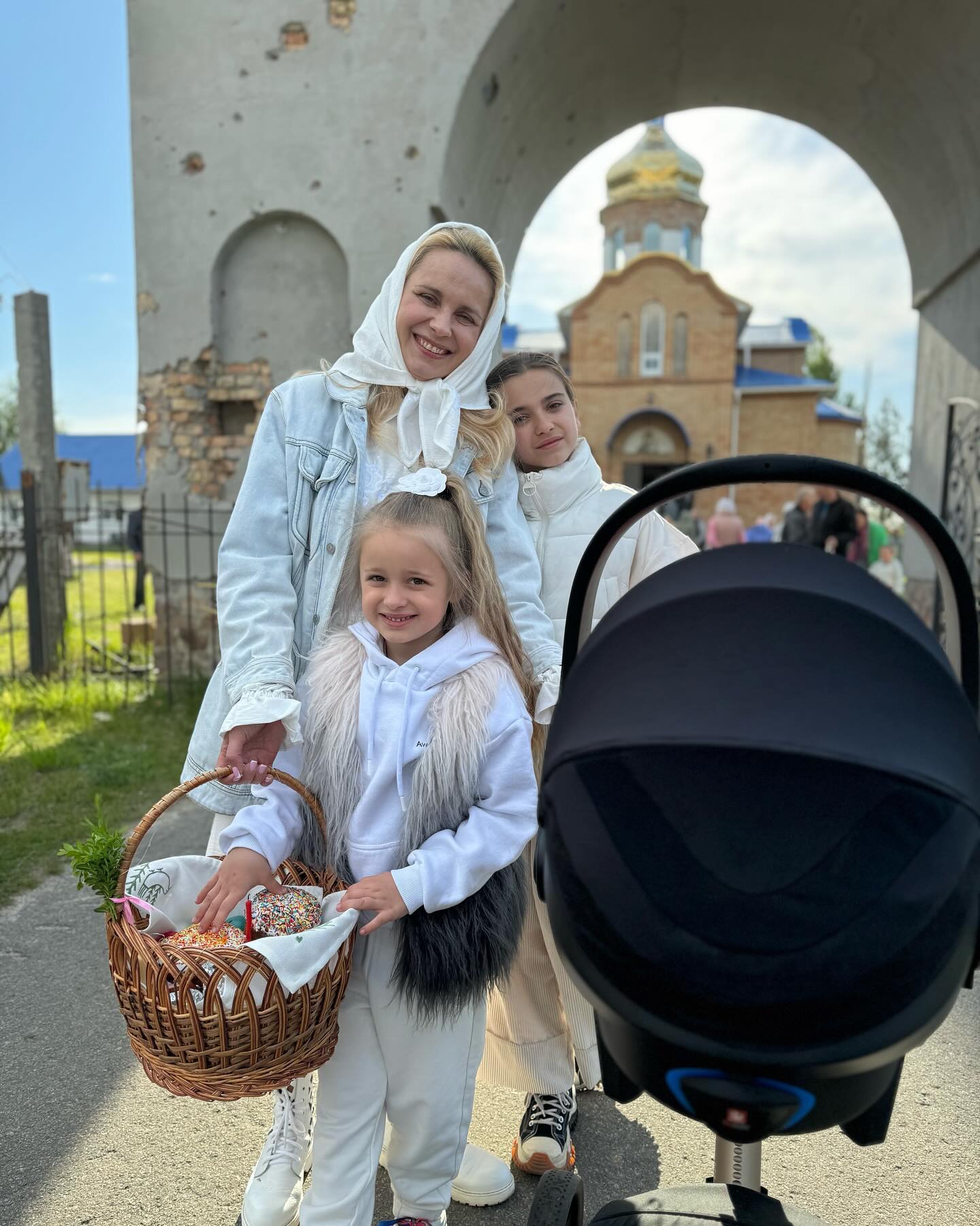"Мира и небесной поддержки нам всем". Звезды поздравили украинцев с Пасхой (фото)