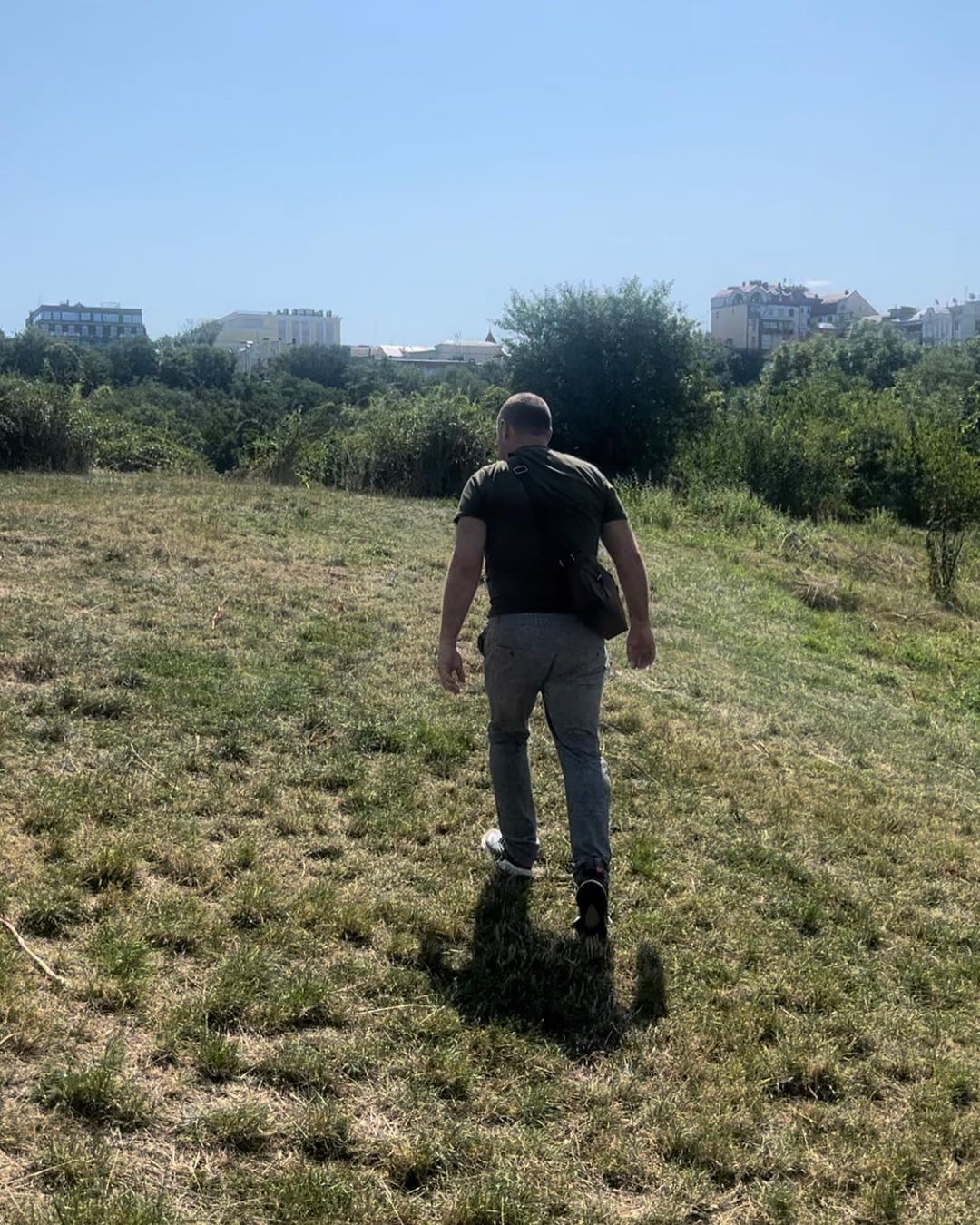 "Тобі ж можна балдєть!" У Києві чоловік домагався до жінки просто на вулиці (фото)