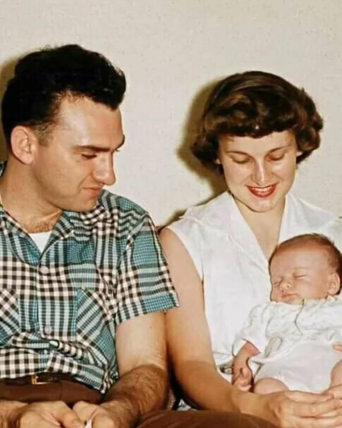 "Люблю тебя до луны и обратно". Мадонна показала редкие кадры с 93-летним отцом