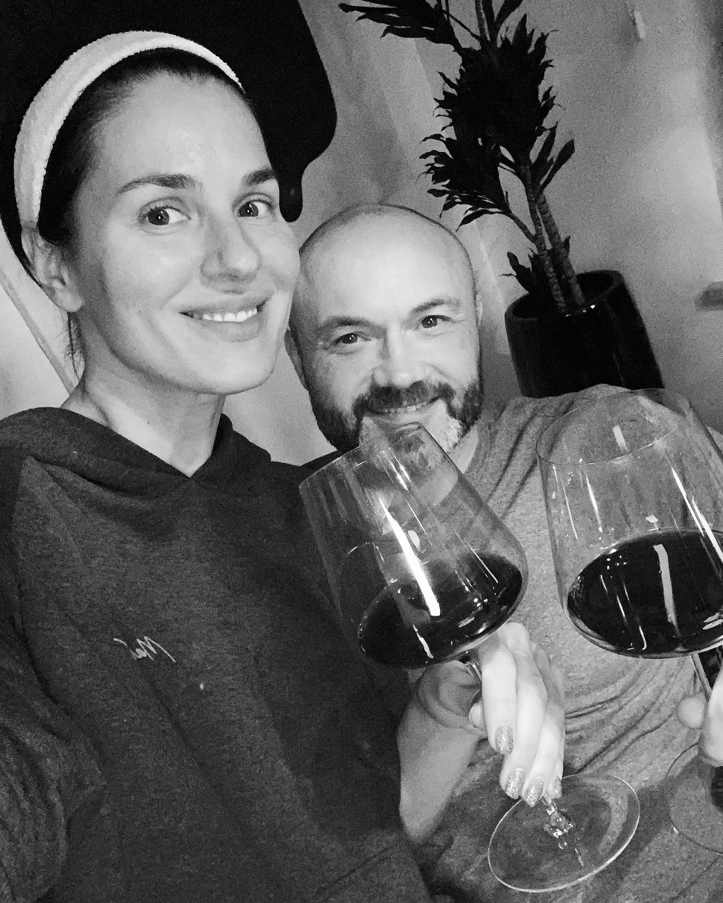 Єфросиніна без макіяжу і з келихом показала рідкісне фото з чоловіком