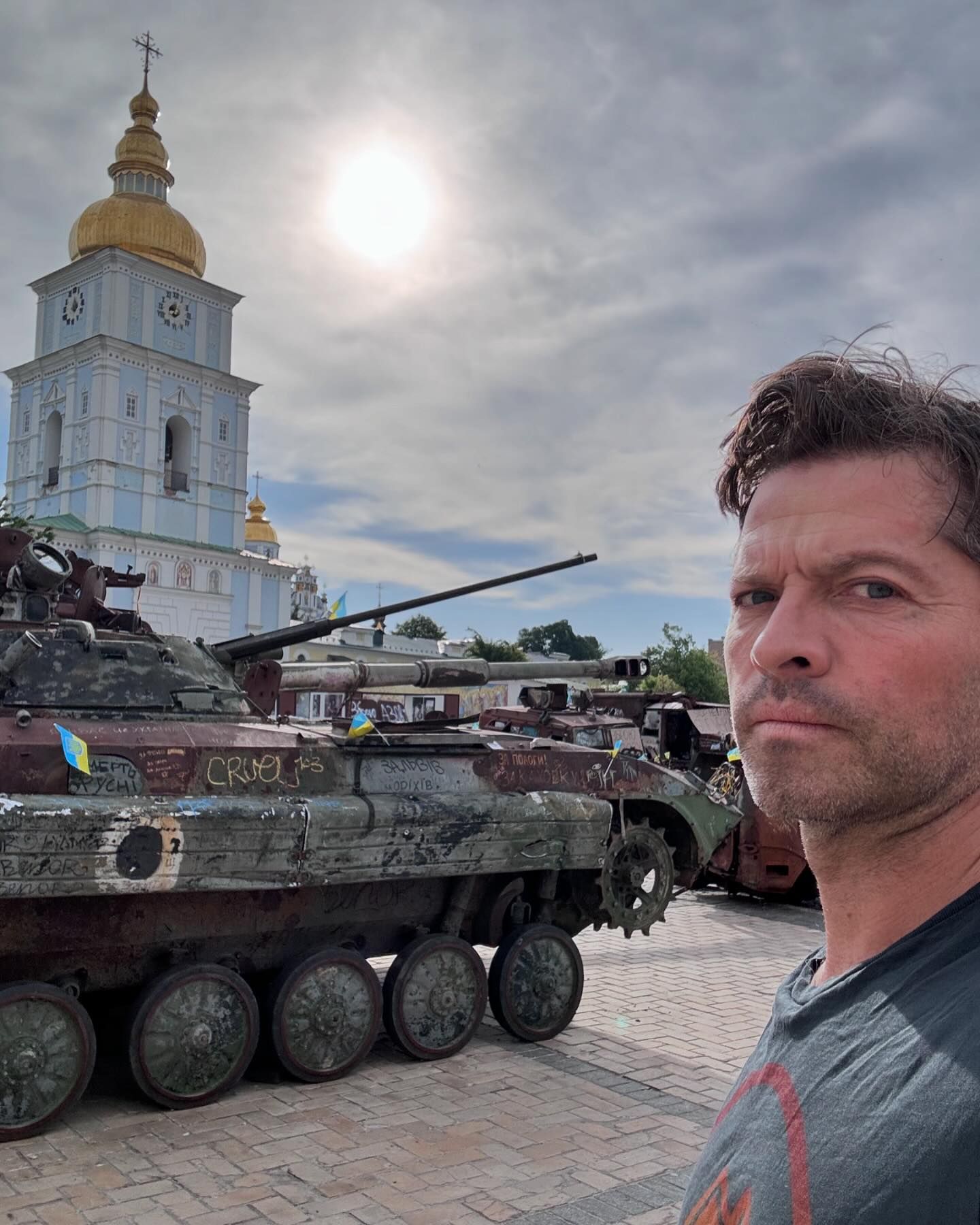 Звезда сериала "Сверхъестественное" приехал в Киев: актер показался на фоне разбитой техники РФ