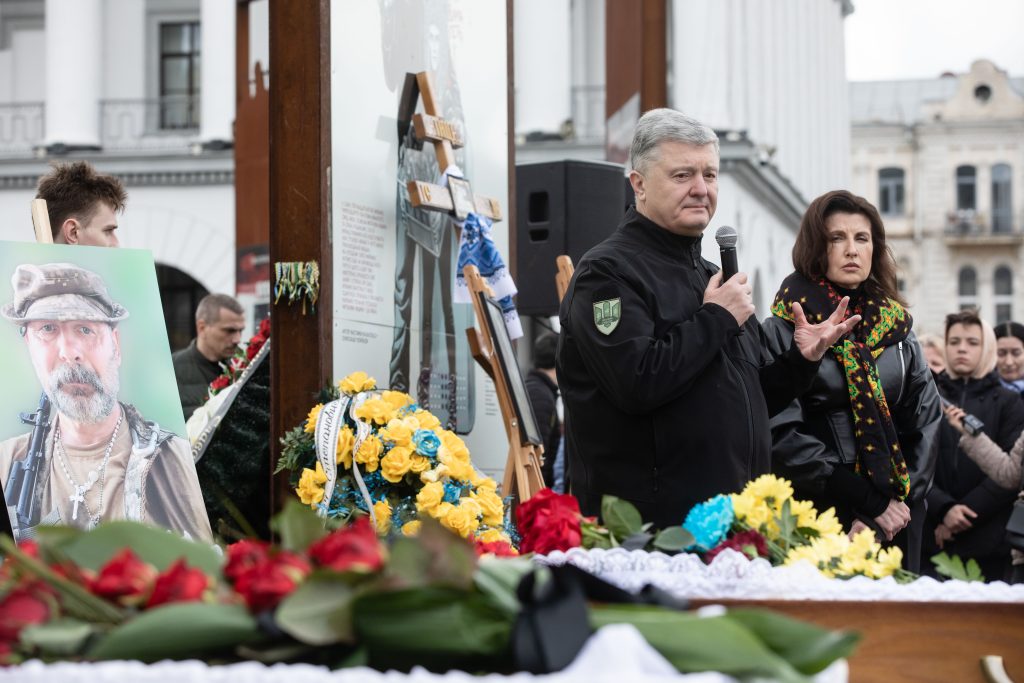 Порошенко с собратьями на Майдане Незалежности простились с Олегом Барной: фото