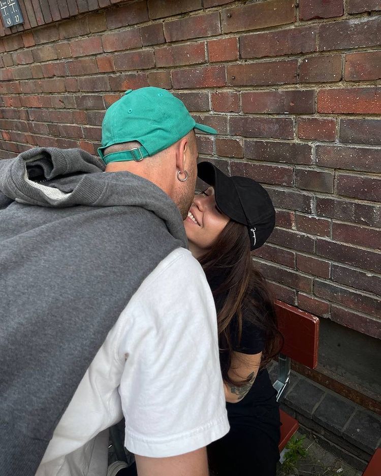 Дорофеева показала нежный поцелуй с новым возлюбленным: чувственное фото