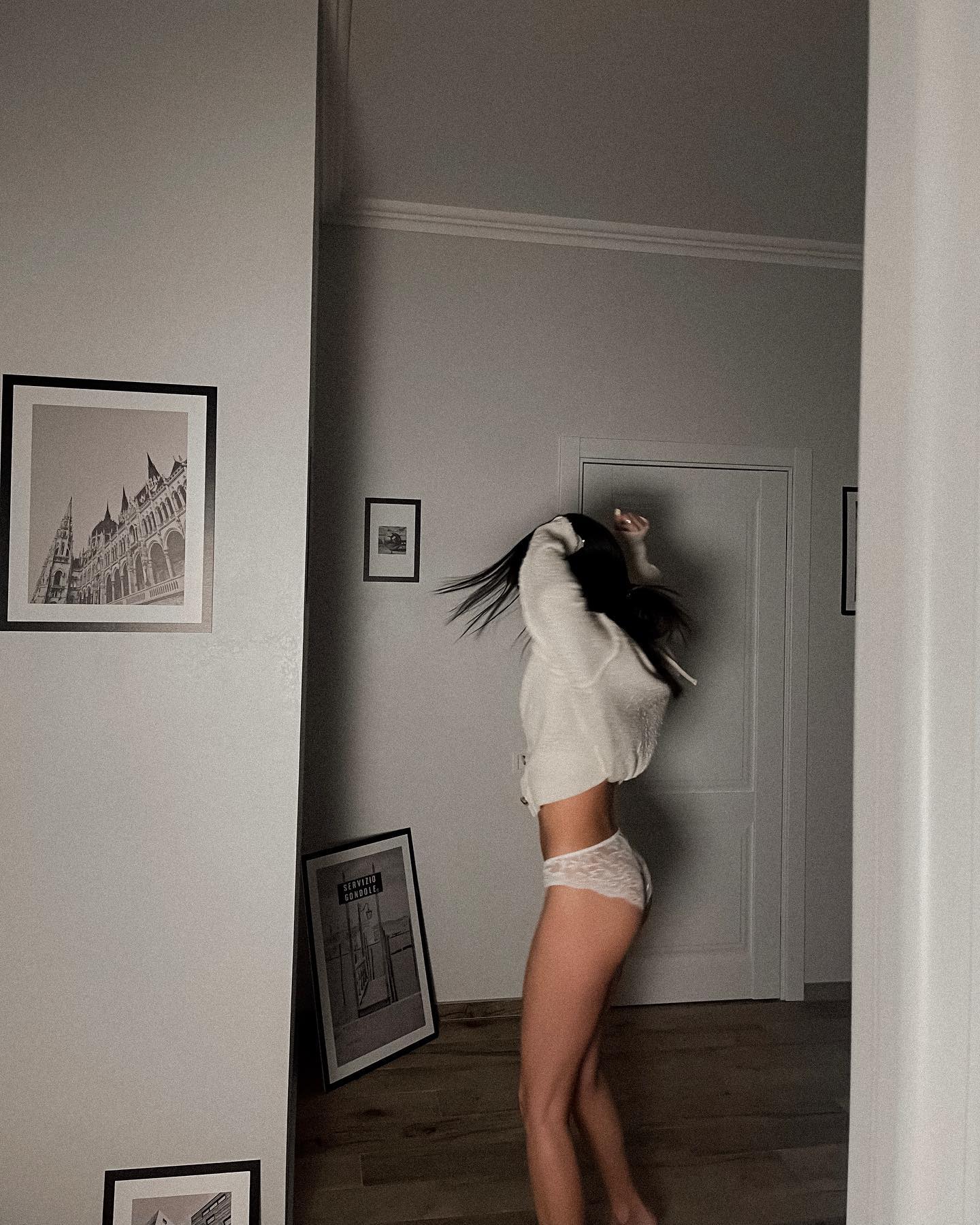 Дорофєєва поділилася провокаційними фото в білизні