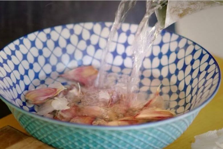 Названий найпростіший спосіб почистити часник за хвилину