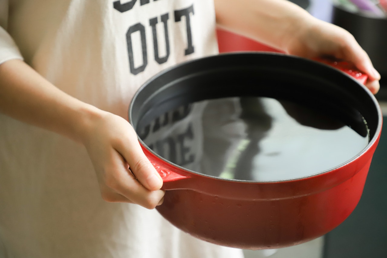 Як очистити посуд від пригорілої їжі за лічені хвилини: все простіше простого