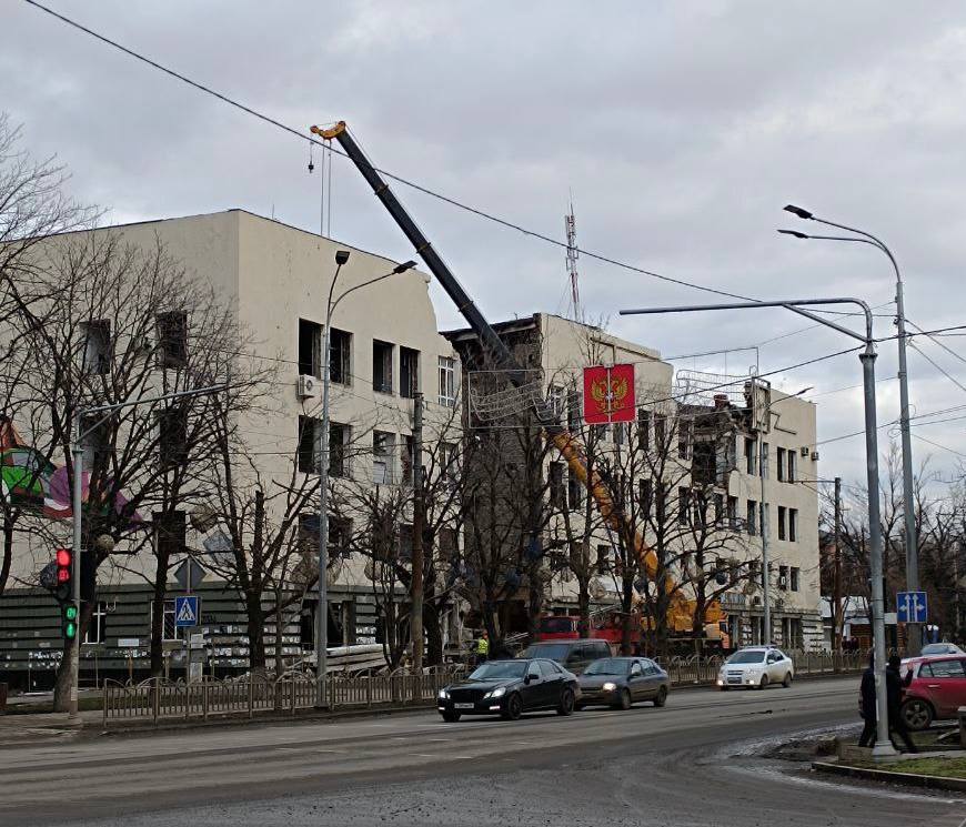 Оккупанты в Мариуполе сносят дом с уникальной мозаикой "Покорители космоса" (фото)