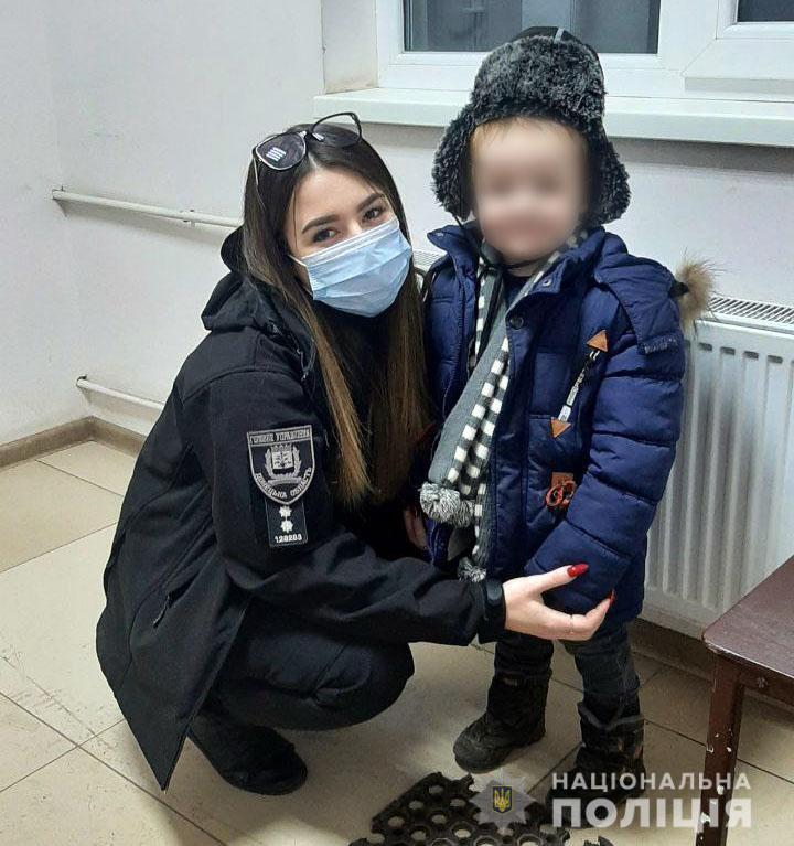У Донецькій області матір кинула 2-річного сина в чужому місті на вулиці та пішла пиячити