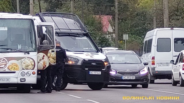 У Луцьку авто Нацгвардії зіткнулося з маршруткою з пасажирами (фото)