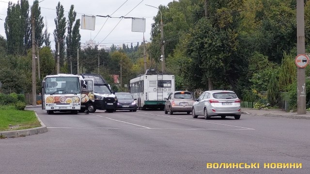 У Луцьку авто Нацгвардії зіткнулося з маршруткою з пасажирами (фото)