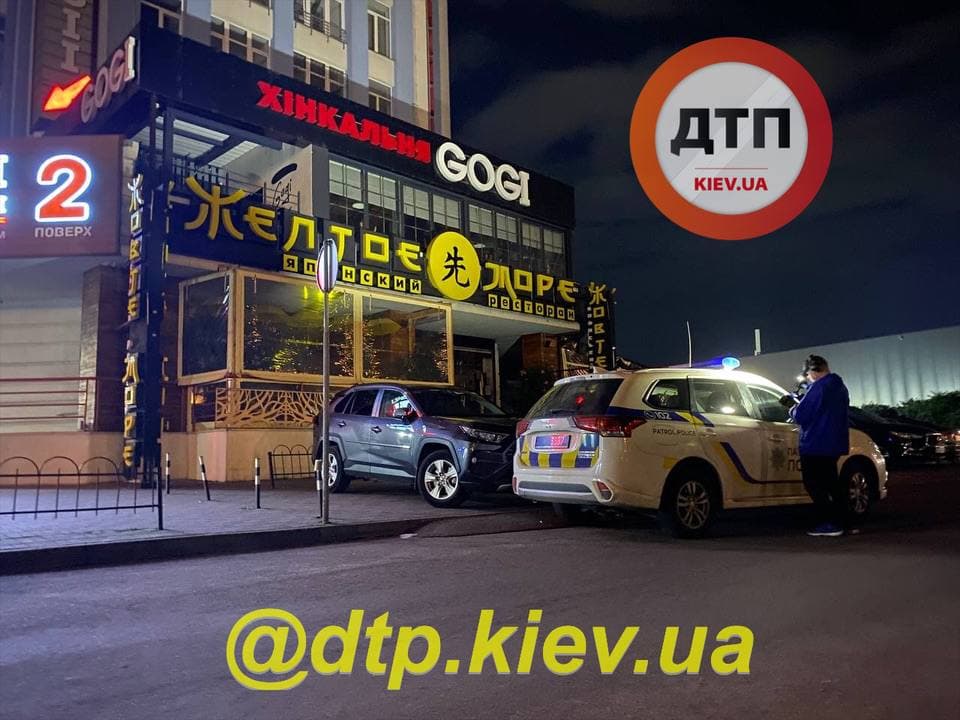 У Києві чоловік кидався у медиків камінням після падіння з 8 поверху (фото)