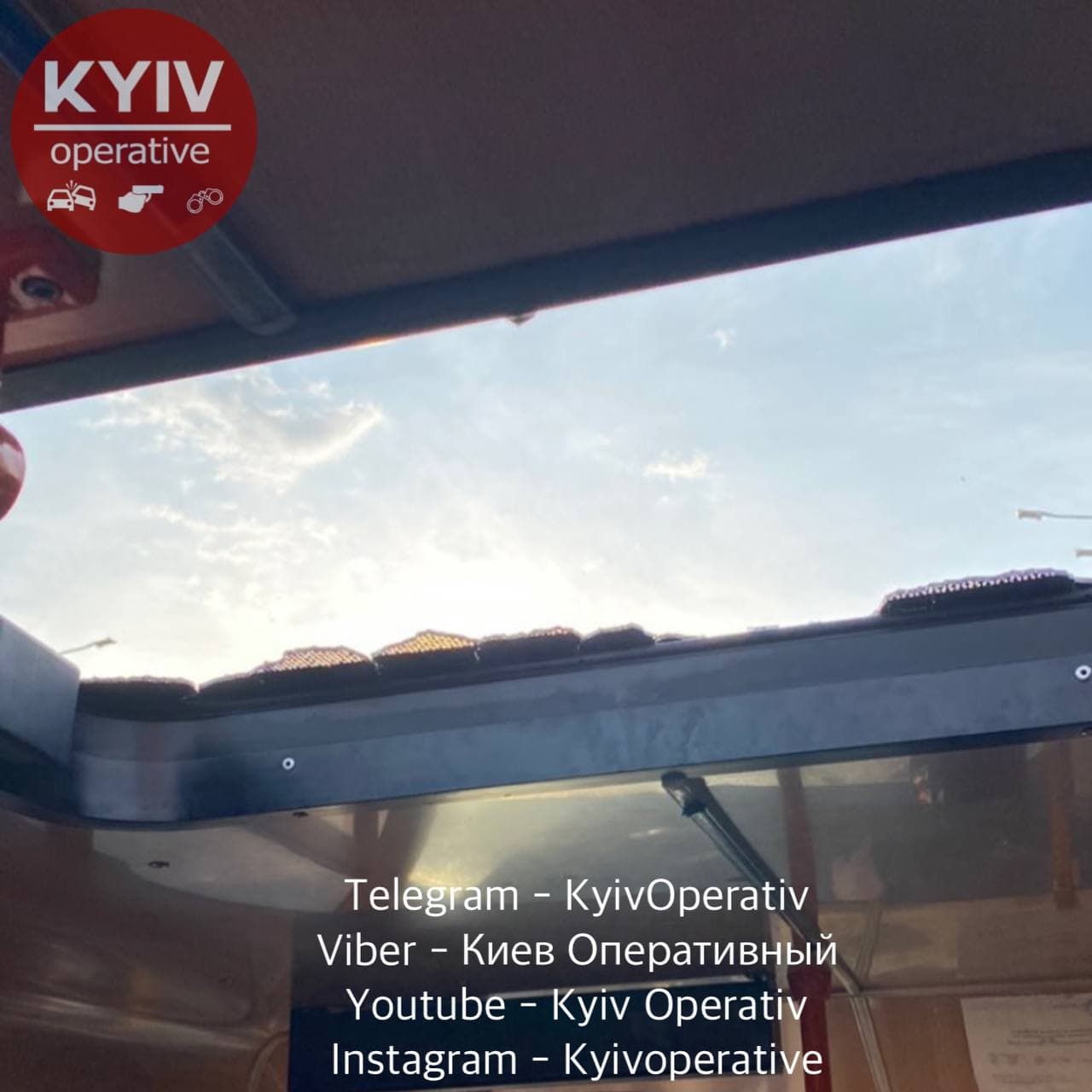 У київській маршрутці на пасажирів звалилося скло люка: постраждали дві дівчини (фото)