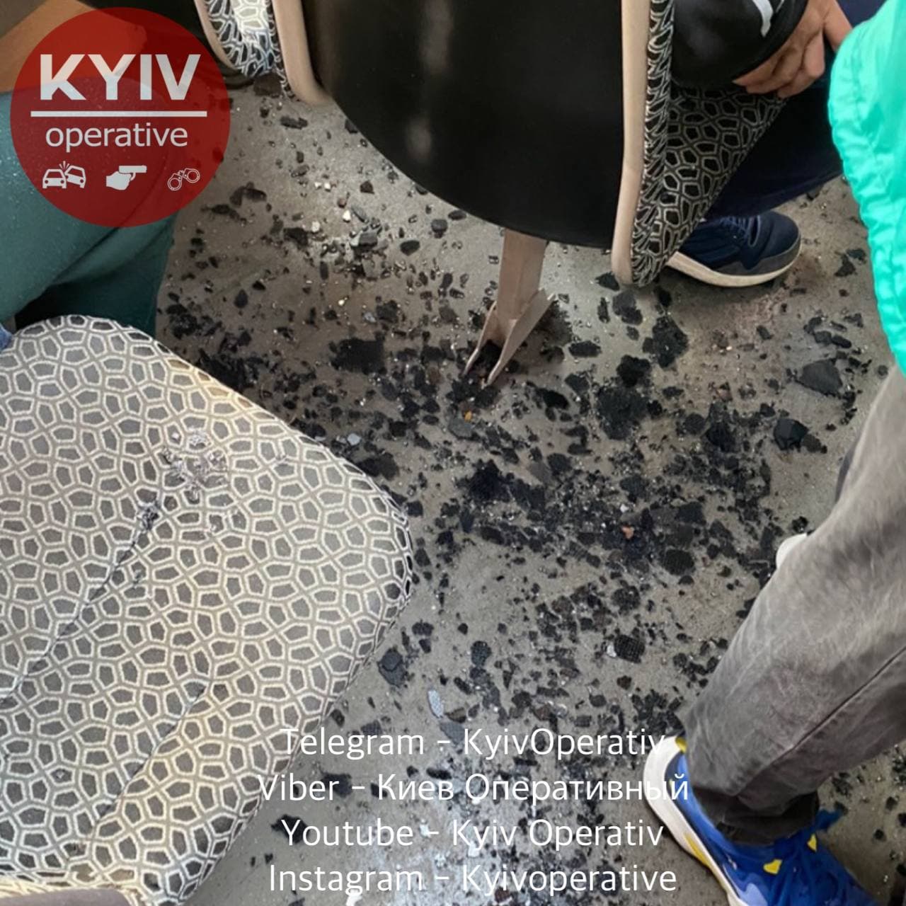 У київській маршрутці на пасажирів звалилося скло люка: постраждали дві дівчини (фото)