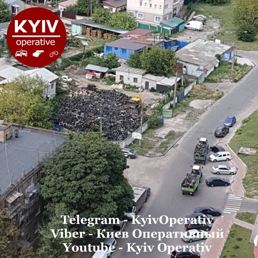 В Киеве возле жилых домов образовалась стихийная свалка: фото опасных "отходов"