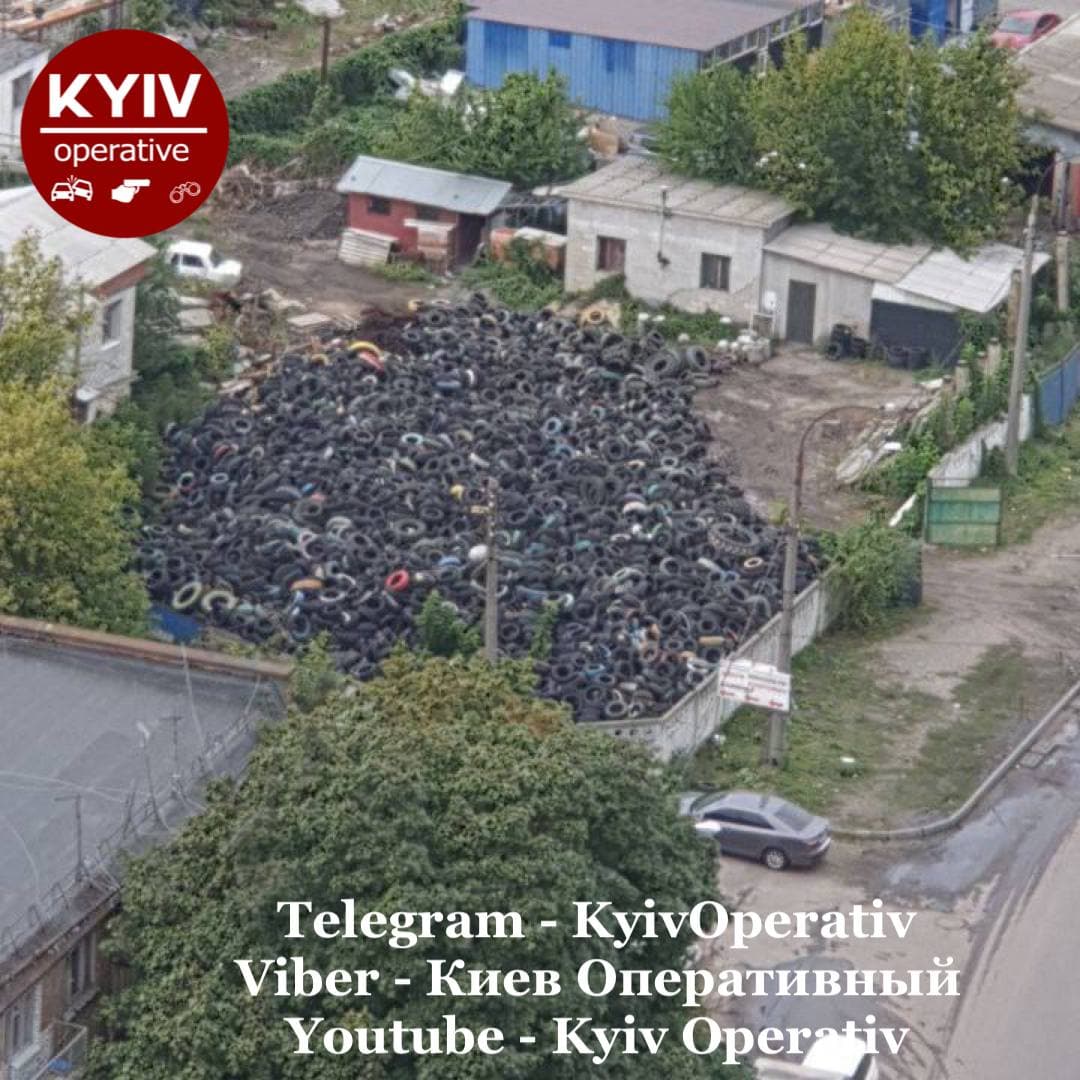 В Киеве возле жилых домов образовалась стихийная свалка: фото опасных "отходов"