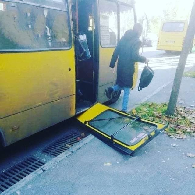 У Києві у маршрутки під час руху відпали двері: на перевізника склали шість протоколів (фото)