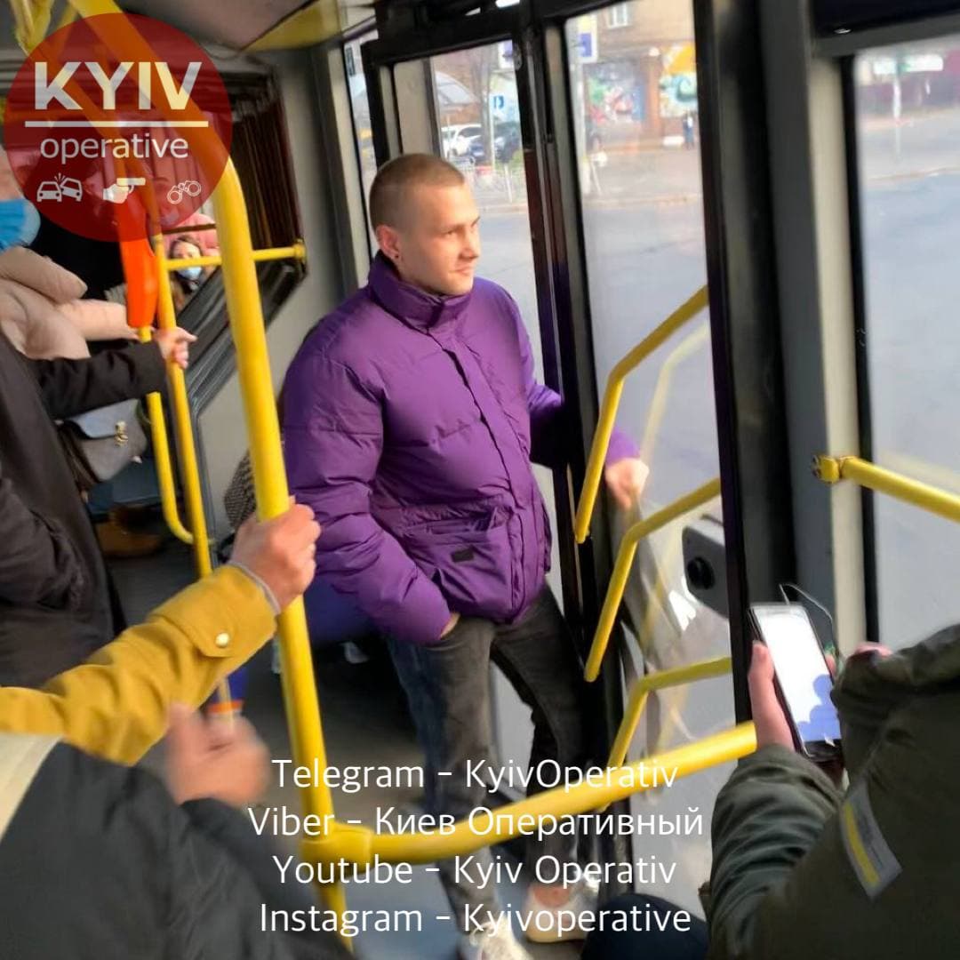 У Києві пасажир без маски хотів втекти від контролерів, але щось пішло не так (фото)
