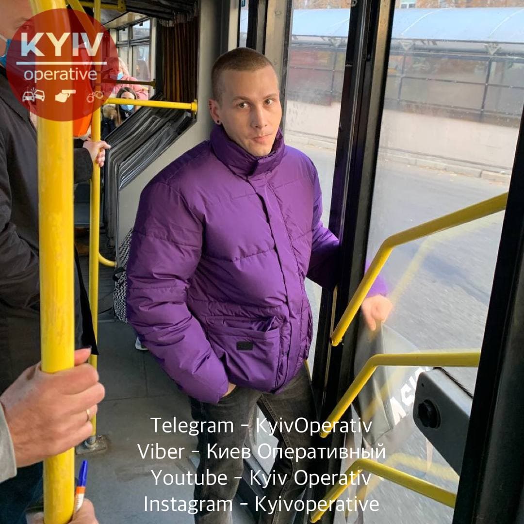 У Києві пасажир без маски хотів втекти від контролерів, але щось пішло не так (фото)