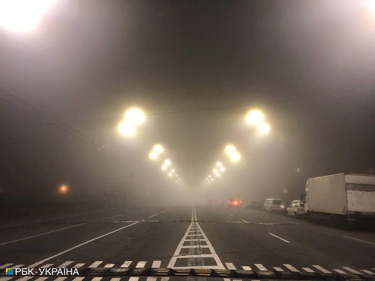 Київ потонув у густому тумані: дивовижні фото міста