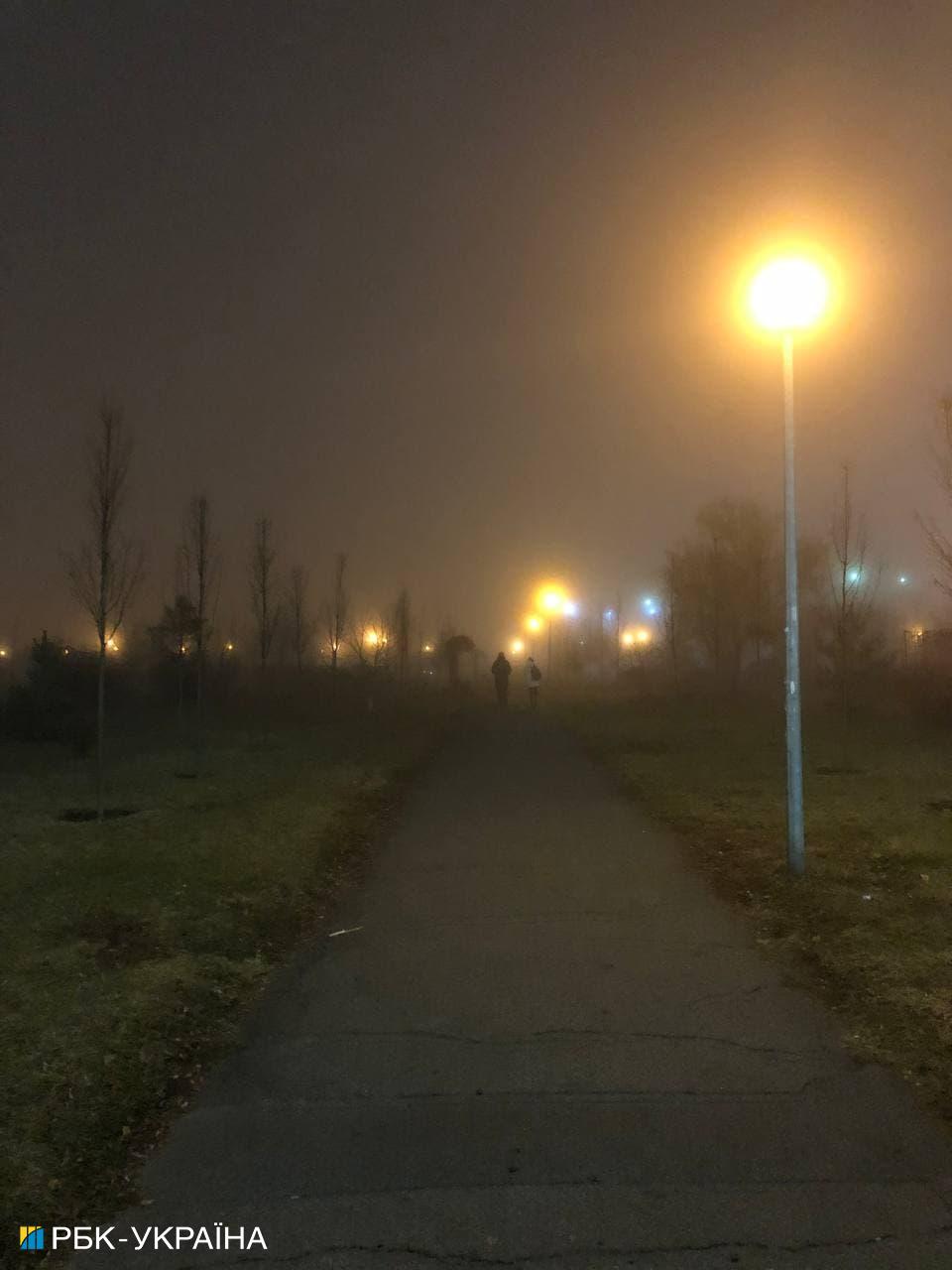 Київ потонув у густому тумані: дивовижні фото міста