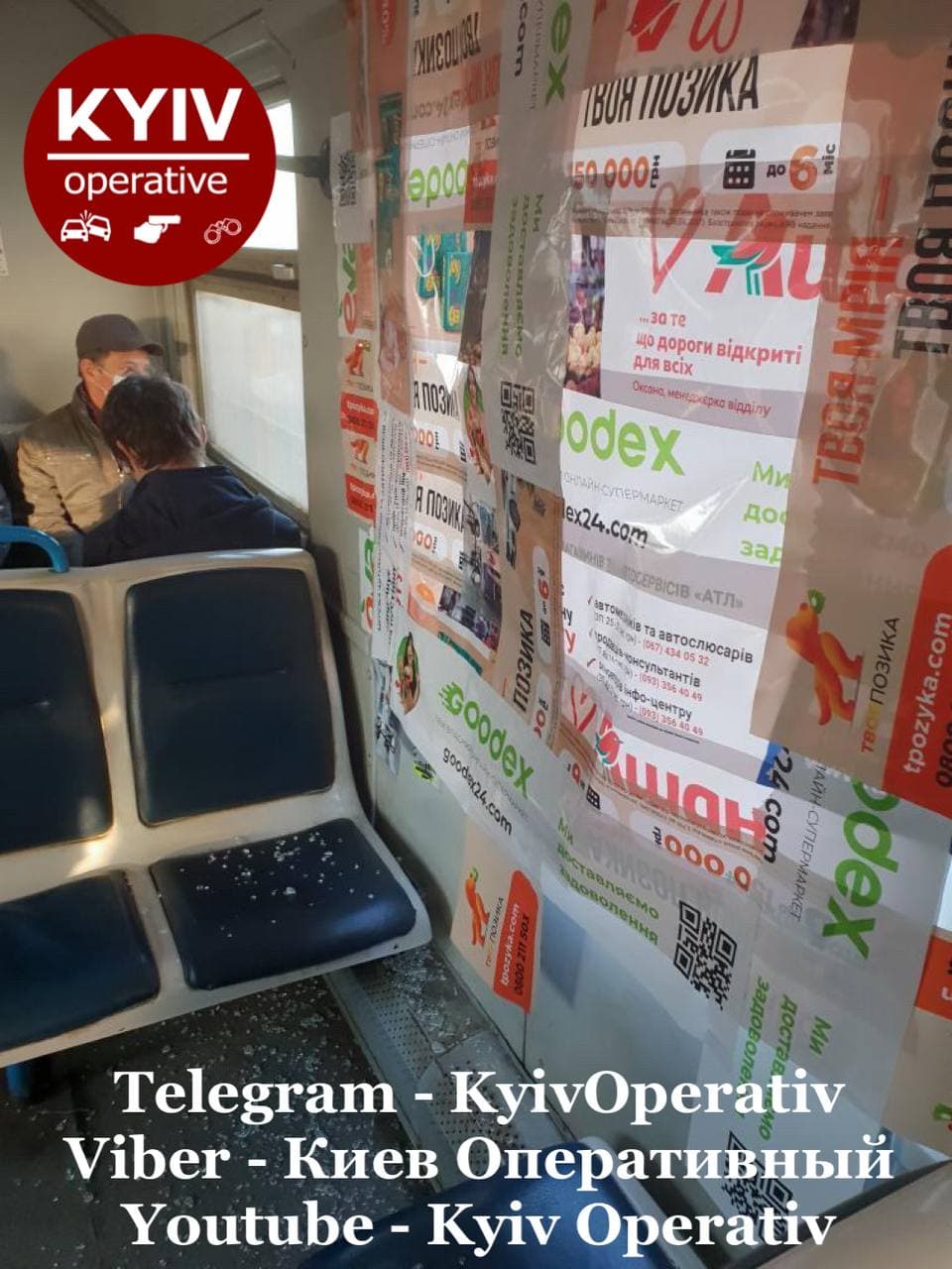 У київській електричці "модернізували" вибите вікно дуже дивним способом: і так зійде (фото)