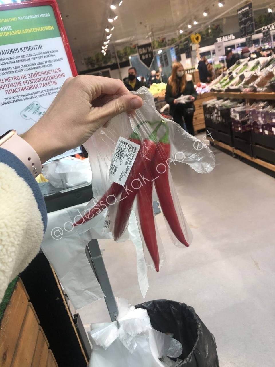 "Закон есть закон": как в Днепре переживают запрет бесплатных кульков (забавные фото)