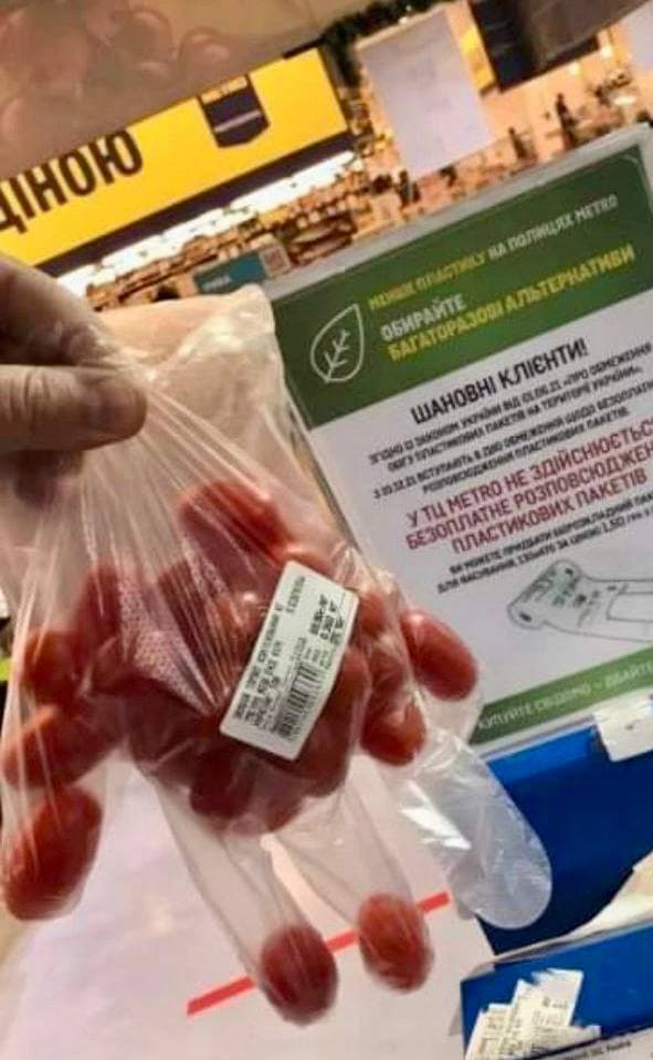 "Закон есть закон": как в Днепре переживают запрет бесплатных кульков (забавные фото)