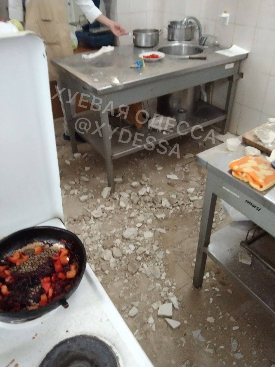 В училище Одессы на ученика рухнул потолок: парня госпитализировали с травмами (видео)